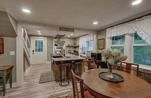 Johnson County Otro | Charming 4-bedroom farmhouse in Shady Valley, TN with breathtaking view
