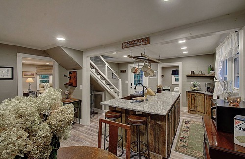 Johnson County Otro | Charming 4-bedroom farmhouse in Shady Valley, TN with breathtaking view