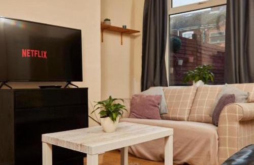 Goole Apartamento | Charming 4 BR Kingston House with Free Street Parking