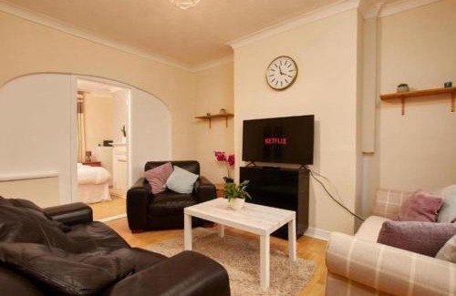 Goole Apartamento | Charming 4 BR Kingston House with Free Street Parking