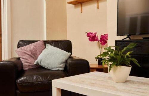 Goole Apartamento | Charming 4 BR Kingston House with Free Street Parking