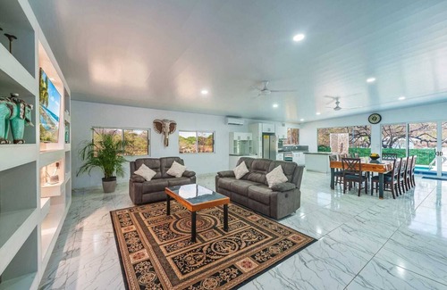 Veintisiete de Abril Casa | Charming 4-bedroom with Pool WiFi & AC in 27 de Abril 20 minutes from the beach