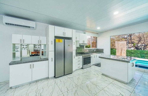 Veintisiete de Abril Casa | Charming 4-bedroom with Pool WiFi & AC in 27 de Abril 20 minutes from the beach