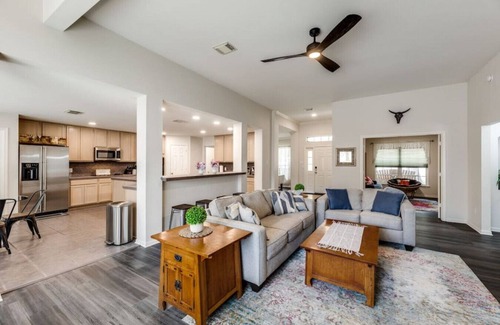 Johnson City Casa | Charming 4BDRM Home / Pool & Hot Tub / Near Wineries!