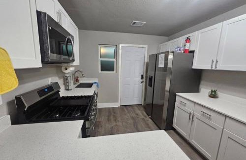 Austin Casa | Charming 4br Bundle Near Downtown & Airport