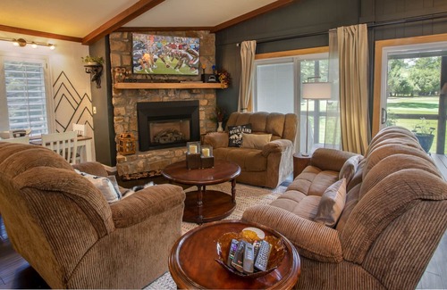 Beech Mountain Cabaña | Charming 4BR Cottage, 1 Mile to Skiing! Fire Pit! Mountain Views! King Master!