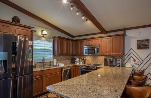 Beech Mountain Cabaña | Charming 4BR Cottage, 1 Mile to Skiing! Fire Pit! Mountain Views! King Master!