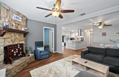 Tool Casa | Charming 4BR Lakefront Getaway