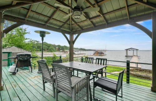 Tool Casa | Charming 4BR Lakefront Getaway