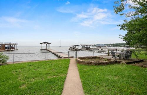 Tool Casa | Charming 4BR Lakefront Getaway