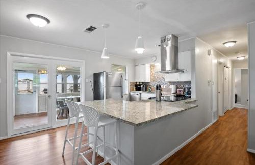 Tool Casa | Charming 4BR Lakefront Getaway