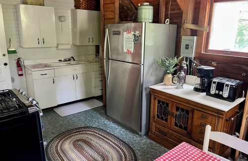 Roaring Brook Cabaña | Charming 5-bedroom Roaring Brook cottage in Harbor Springs with beach access.