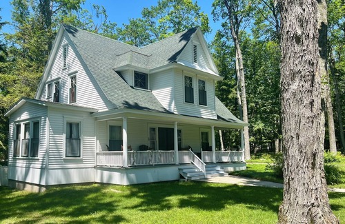 Roaring Brook Cabaña | Charming 5-bedroom Roaring Brook cottage in Harbor Springs with beach access.