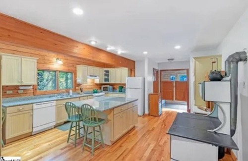 Highland Cabina | Charming 5-bedroom cabin with WiFi, AC in the mountains.