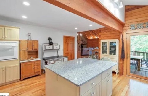 Highland Cabina | Charming 5-bedroom cabin with WiFi, AC in the mountains.