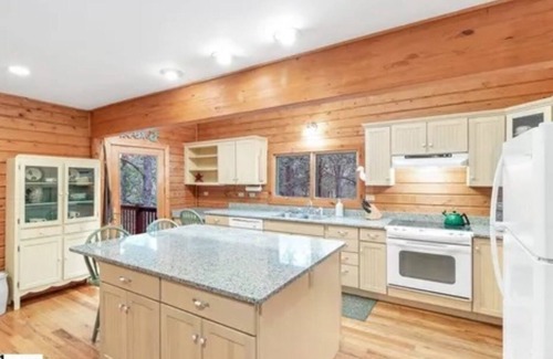Highland Cabina | Charming 5-bedroom cabin with WiFi, AC in the mountains.