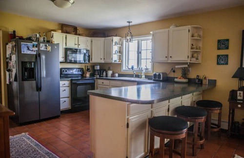 Hinesburg Cabaña | Charming 5-bedroom cottage near Lake Champlain and Downtown Burlington