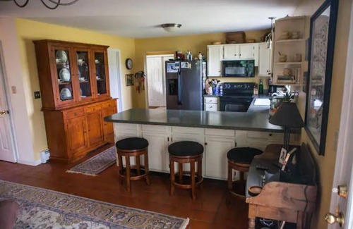 Hinesburg Cabaña | Charming 5-bedroom cottage near Lake Champlain and Downtown Burlington
