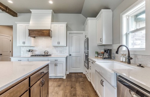 Edmond Otro | Charming 5-bedroom farmhouse with WiFi, AC Homely getaway Farm house!
