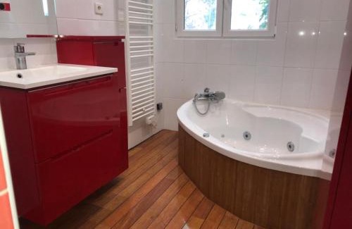 Croix Chapeau Casa | Charming 5-Bedroom House in Croix-Chapeau, La Rochelle, France