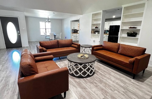 San Angelo Casa | Charming 5-bedroom house with AC and WiFi in San Angelo.