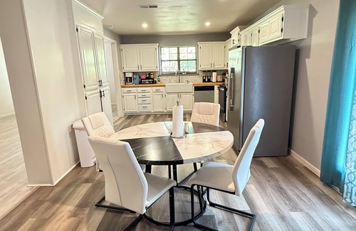 San Angelo Casa | Charming 5-bedroom house with AC and WiFi in San Angelo.