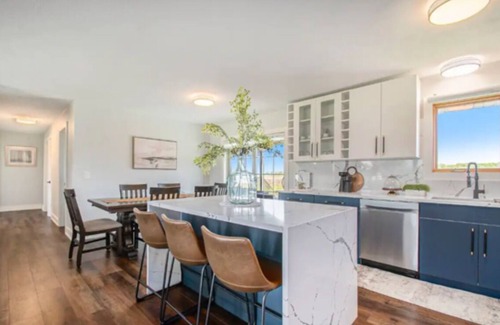 Baroda Casa | Charming 5-bedroom house in Baroda located on vineyard trail.