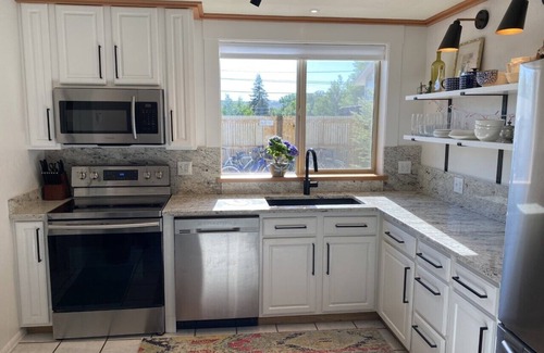 Gunnison Casa | Charming 5 Bedroom in town with 6 bikes!!!