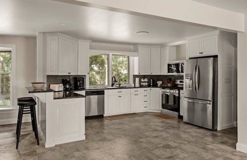 New Holland Otro | Charming 5-bedroom Home in welcoming Lancaster County AC, WiFi