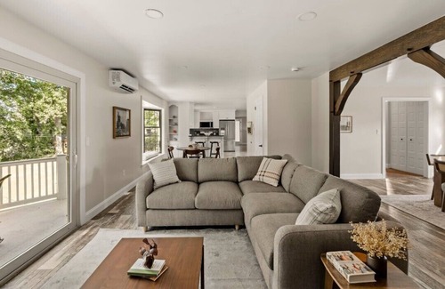 New Holland Otro | Charming 5-bedroom Home in welcoming Lancaster County AC, WiFi
