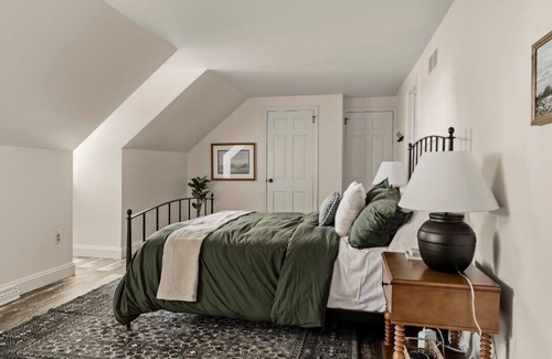 New Holland Otro | Charming 5-bedroom Home in welcoming Lancaster County AC, WiFi