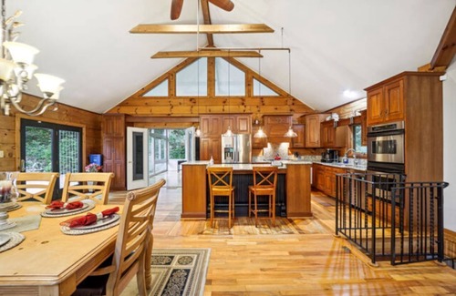 Port Tobacco Cabina | Charming 5-bedroom Tranquil Timber Lodge with swim spa Jacuzzi