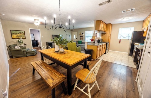 Southside Casa | Charming 5 Bedroom Home w/ Hot Tub Near Lackland Air Force Base & Sea World