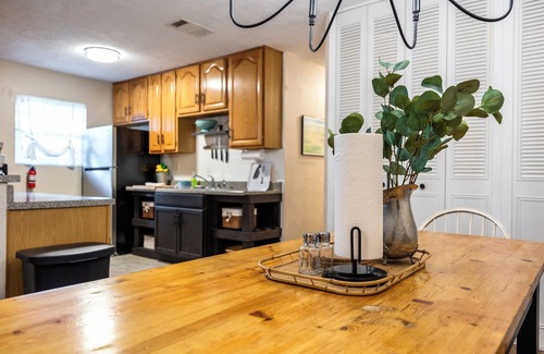 Southside Casa | Charming 5 Bedroom Home w/ Hot Tub Near Lackland Air Force Base & Sea World