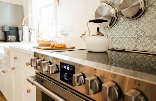 Winston - Salem Cabaña | Charming 5 star 2-bedroom cottage close to Old Salem and downtown Winston Salem