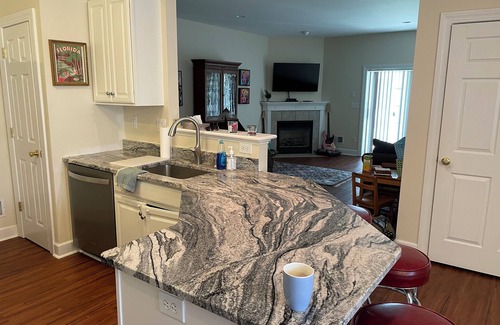 Saratoga Springs Condominio | Charming 50's decorated condo next to Saratoga State Park and close to town.