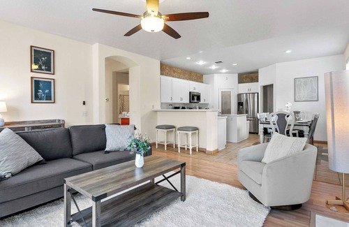 Moreno Valley Casa | Charming 5B3B｜Spacious Backyard｜3-Car Garage｜Flex-Lease｜Fully Furnished #42084