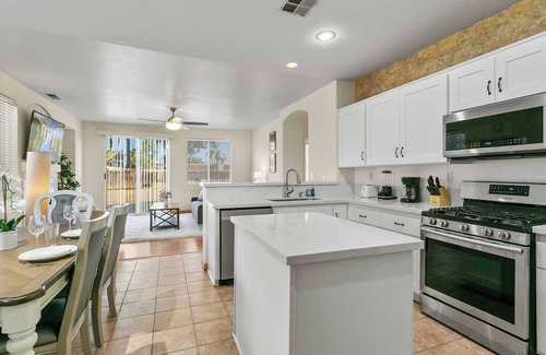 Moreno Valley Casa | Charming 5B3B｜Spacious Backyard｜3-Car Garage｜Flex-Lease｜Fully Furnished #42084
