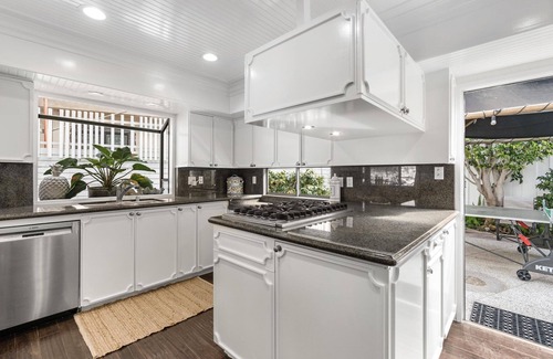 Balboa Island Condominio | Charming 5BR Mid-Century Bayfront Retreat with Floor-to-Ceiling Windows!