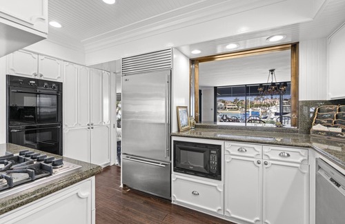 Balboa Island Condominio | Charming 5BR Mid-Century Bayfront Retreat with Floor-to-Ceiling Windows!