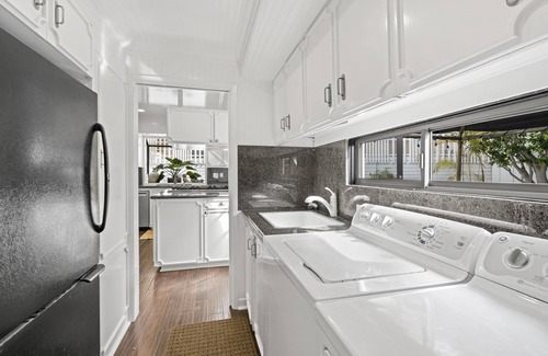 Balboa Island Condominio | Charming 5BR Mid-Century Bayfront Retreat with Floor-to-Ceiling Windows!