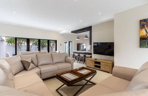 Big Bay Cabaña | Charming 6-bedroom cottage with WiFi, AC in beautiful Cape Town