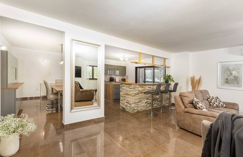 Loborika Villa | Encantadora villa de 6 habitaciones para 12 personas con piscina, dos salas de estar y 5 plazas de aparcamiento
