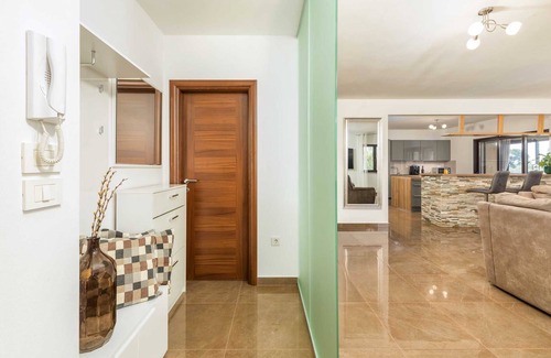 Loborika Villa | Encantadora villa de 6 habitaciones para 12 personas con piscina, dos salas de estar y 5 plazas de aparcamiento