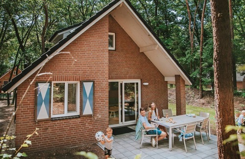 Beerze Cabina | Charming 6-person bungalow, suitable for all seasons.