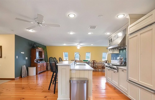 Honesdale Otro | Charming 7-bedroom farmhouse with AC, WiFi in welcoming Honesdale
