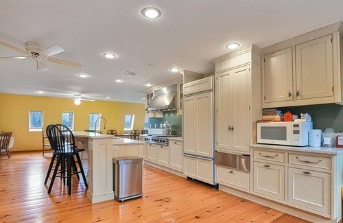 Honesdale Otro | Charming 7-bedroom farmhouse with AC, WiFi in welcoming Honesdale