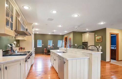 Honesdale Otro | Charming 7-bedroom farmhouse with AC, WiFi in welcoming Honesdale