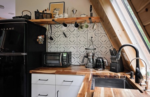 Friendship Cabaña | Charming A-Frame Cottage, HOT TUB, Fire Pit, Near GOLF & Lakes, 35min to Dells!
