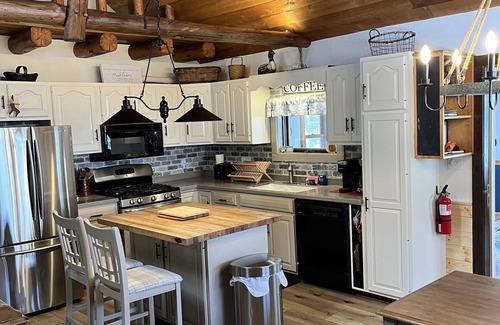 Thendara Casa | Charming ADK Retreat Walking Distance to Town and River